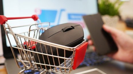 Онлайн търговията забавя спада на търговските обороти през август