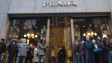 Prada разочарова след слабото търсене в Европа и Азия