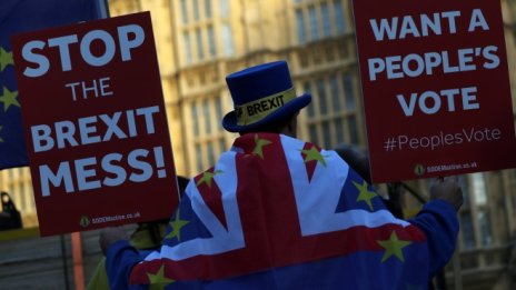 Бизнесът: Оставките в британското правителство застрашават сделката за Brexit