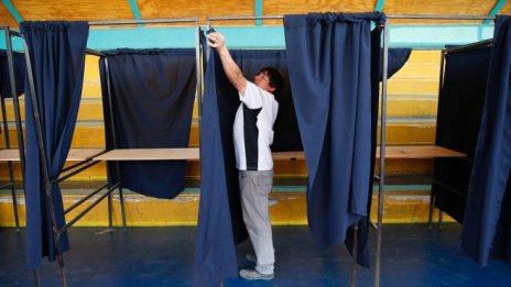 "Чилийският Берлускони" в битка с двама журналисти за президентския пост в Чили