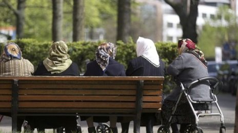 Държавната пенсия и пенсията от универсален фонд ще дават по-висок доход