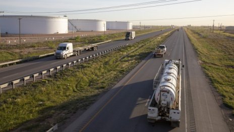 Петролът поскъпва до 4-седмичен връх след силните икономически данни от Китай*