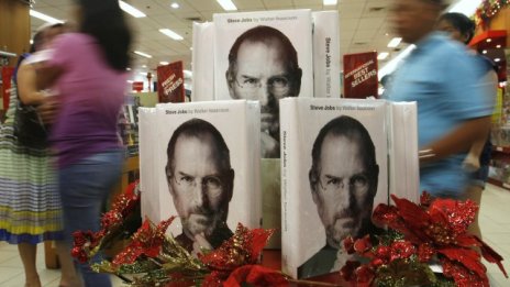 Биографията на Джобс е най-продаваната книга в Amazon за 2011 г.