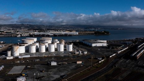 Цената на петрола се насочва към трети пореден седмичен спад*