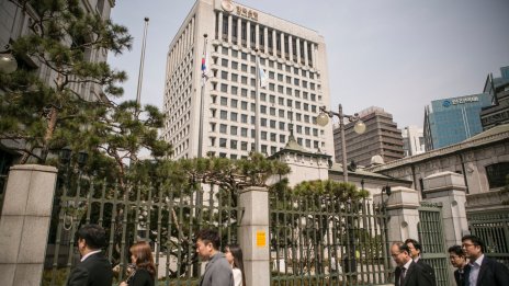 Южнокорейската централна банка вече опитва сценария с по-високи лихви за по-дълго време