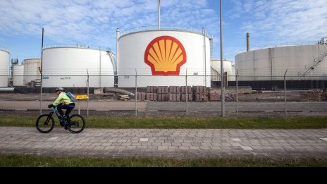Акционерите на Shell подкрепят по-скромни цели за въглеродните емисии