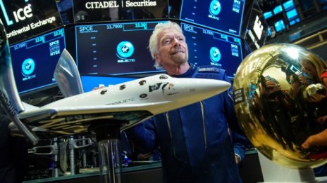 Манията по „летящите“ милиардери носи рекордно финансиране за космическите стартъпи
