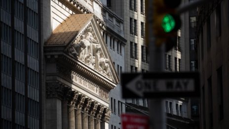 Dow прибавя 400 пункта в опит да се възстанови*