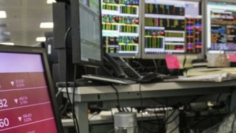 Несигурността около пакета от помощи на ЕС боядиса европейските борси в червено