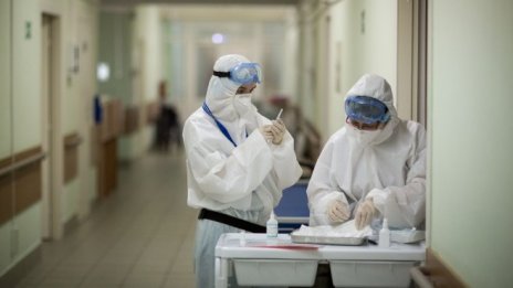 Българският лекарски съюз: Болниците са препълнени, води се битка с COVID 