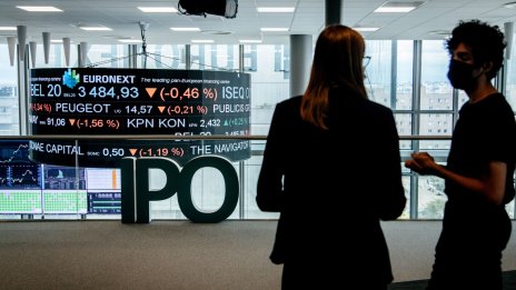 Енергийната криза и слабите икономически данни оцветиха в червено европейските индекси