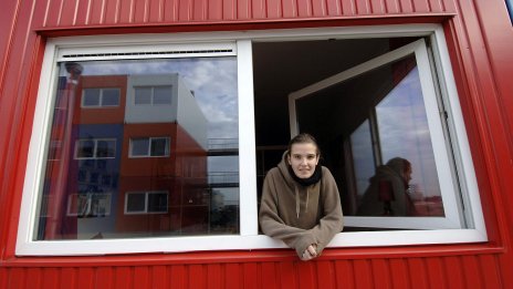 Жилищна криза принуждава младежи в Европа да се връщат в дома на родителите си