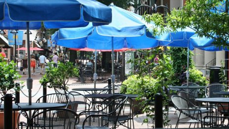 В Атина няма място за пешеходците дори на тротоарите