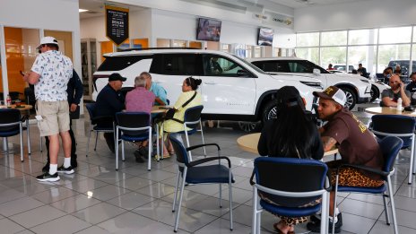 Търсенето на автомобили осигурява възходящ тласък за продажбите на дребно в САЩ