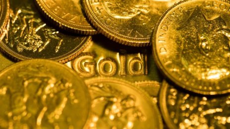 Цената на златото се задържа близо до четиримесечния си връх