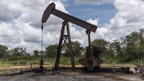 Натрупването на петролни запаси за момента държи пазарите сравнително спокойни