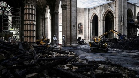 Кой подпали Нотр дам?