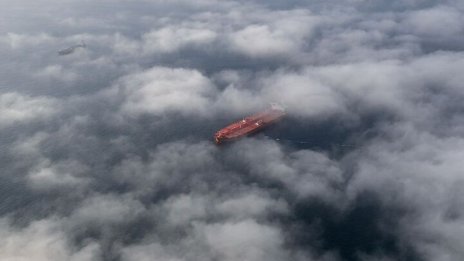 Странни движения на танкери след затягане на контрола върху руския петрол