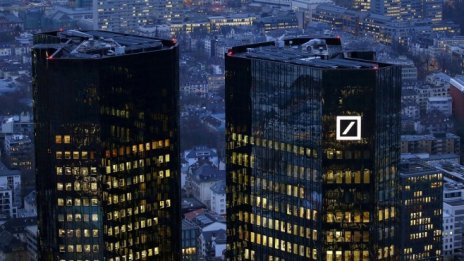 S&P свали рейтинга на Deutsche Bank до ВВВ+