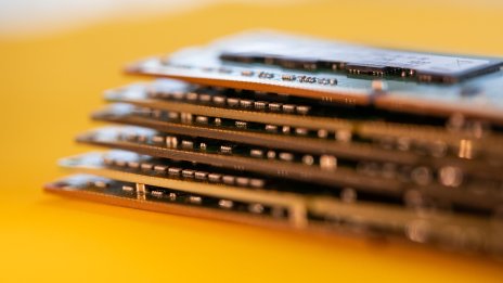 Производителите на чипове с памет се борят със спада на търсенето и цените