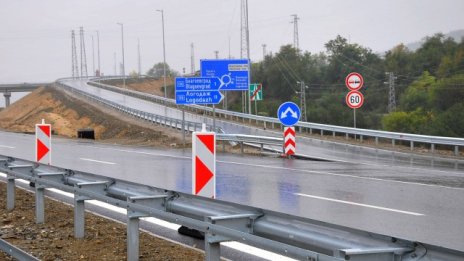 Отстоянието на търговски крайпътни обекти от пътищата ще се запише в наредба