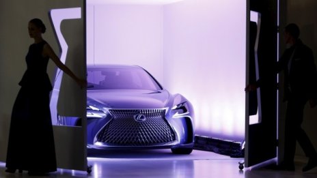 Върховият Lexus преминава на водород 