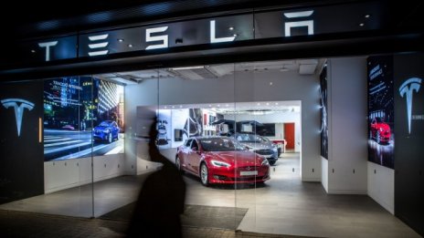 Tesla порази Wall Street с първия си резултат като син чип