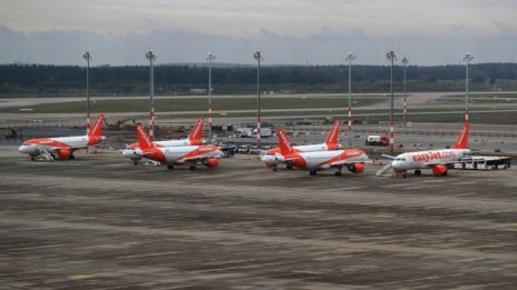 Ограниченията за пътуване свиха приходите на EasyJet с 88% в края на 2020 г. 