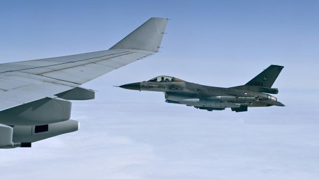 Украйна ще има право да нанася удари в Русия със самолетите F-16