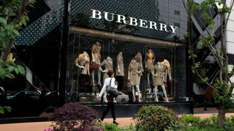 Протестите в Хонконг натежаха върху продажбите на Burberry