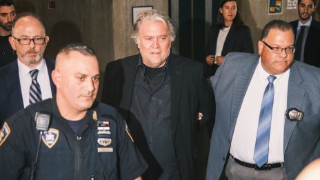 Стив Банън се предаде на американските власти, за да се яви в съда 