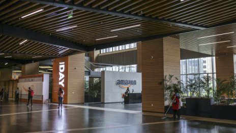 Amazon: Повечето щатски служители ще се върнат в офисите през есента