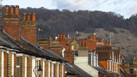 Британци подаряват жилищата си в опит да избегнат по-високите данъци