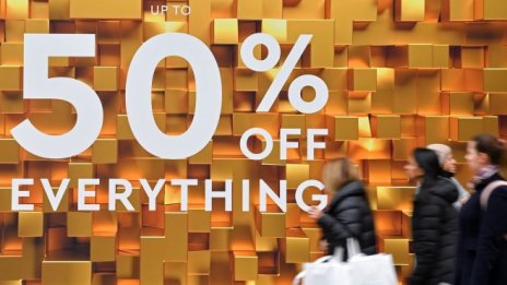 Британците затягат през ноември коланите си най-силно от година