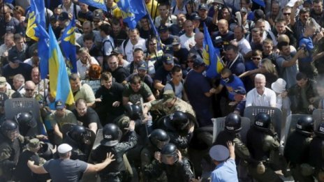 Взрив и сблъсъци пред парламента в Киев заради конституционните реформи