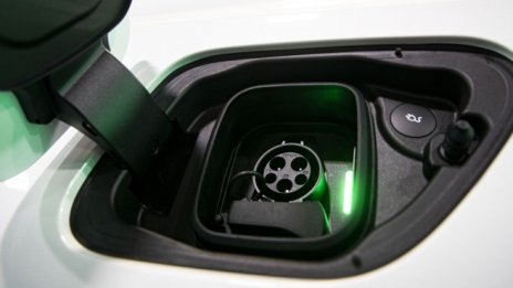 Tesla е лидер при световните продажби на електромобили за четвърта година