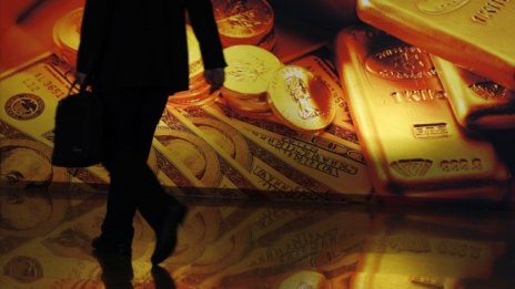 Цената на златото достигна 7-седмично дъно на фона на засилващ се долар