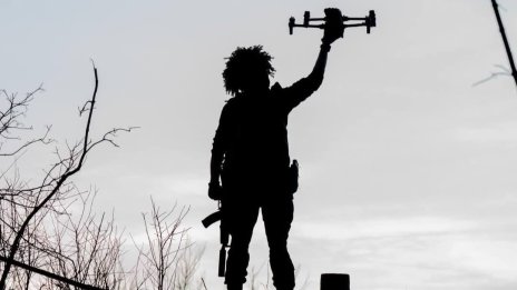 Дронове подпалиха оръжейни заводи в Русия, балистични ракети удариха Киев и Суми