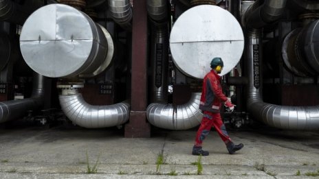Ръстът на инфекциите с коронавирус влияе на търсенето на петрол