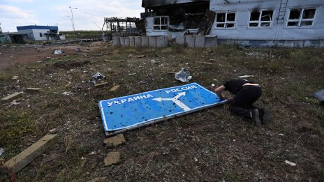 Украйна очаква провокации от Кремъл, руските военни се прегрупират в Донбас