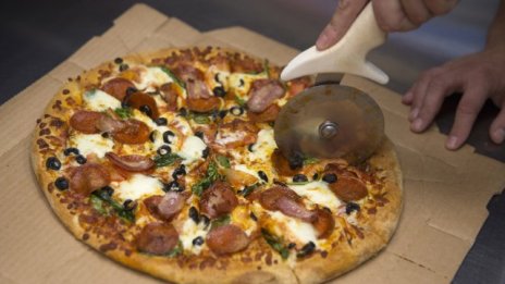 Domino's Pizza променя менюто си, за да привлече работещите жени в Япония