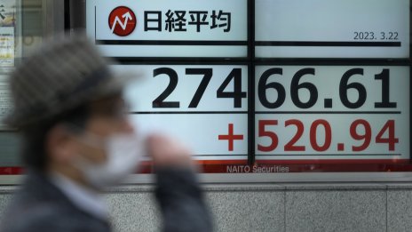 Nikkei се покачи отчасти заради слабостта на йената