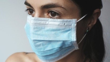 Facebook дари 720 хил. медицински маски 