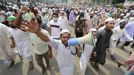 Рискованият поход на Макрон срещу исляма