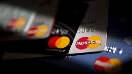 Спадът на пътуванията по света срина печалбата на Mastercard