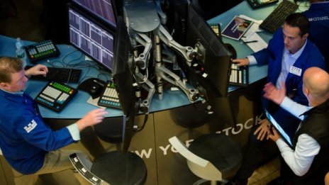 Опасенията за пандемията сриват Dow с над 2% в старта на сесията*