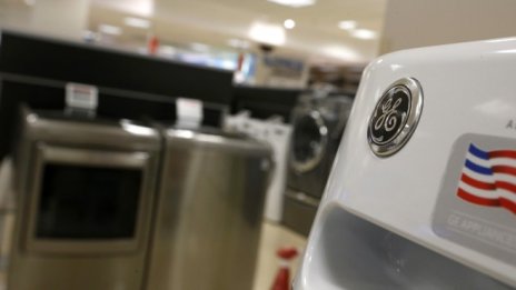 Печалбата на General Electric спадна с 28% за тримесечието