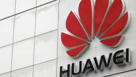 И Великобритания се изправя срещу Huawei