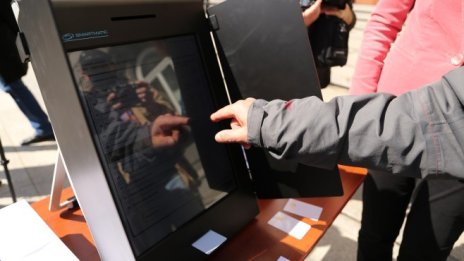 Поръчката на машини за вота на 11 юли забуксува