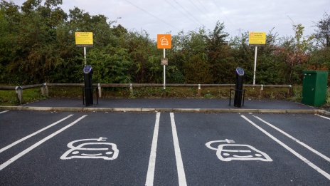 ЕС все още изостава значително в развитието на зарядната инфраструктура за електромобили